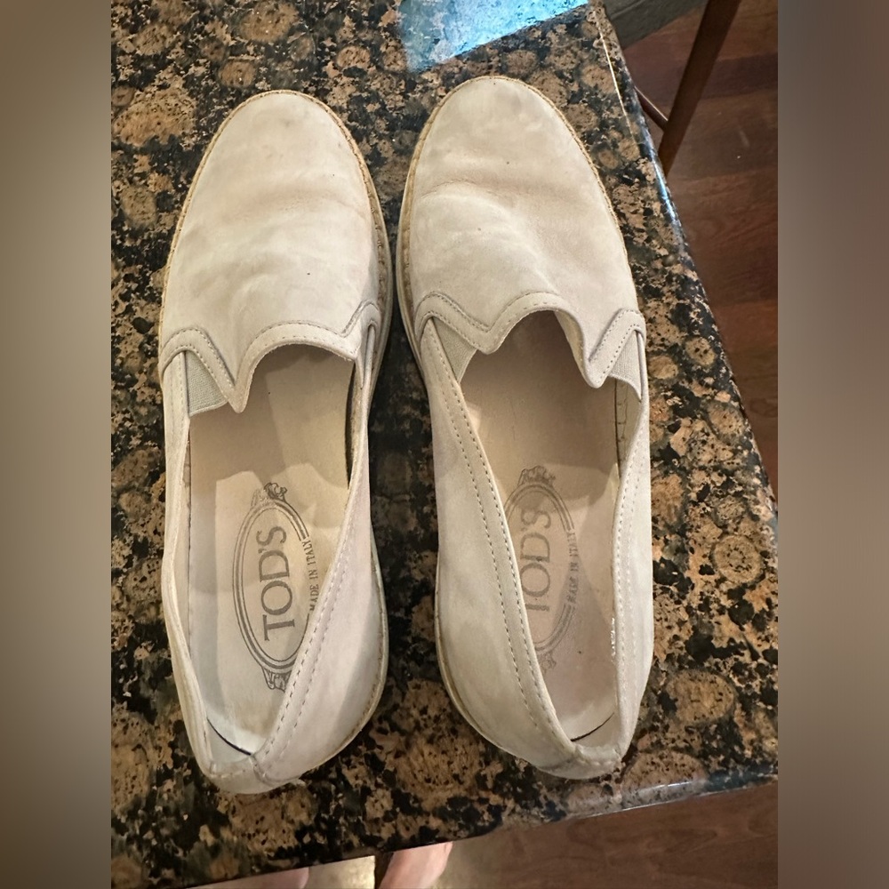 Women’s tods size 39 or 8 leather slip on shoes
